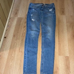 I am selling these  Hollister jeans for only 15$